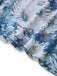 Nahaufnahme eines blau-weiß gemusterten Stoffes mit Blumenmuster