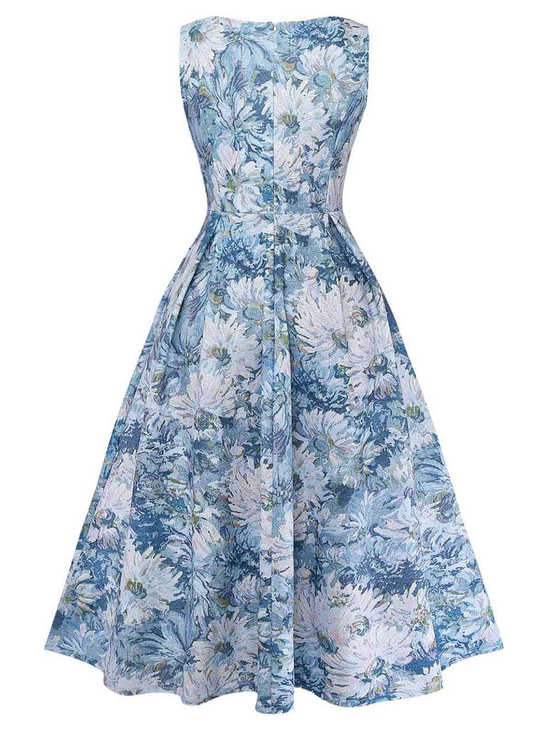 Blaues, trägerloses Kleid mit Blumenmuster auf weißem Hintergrund