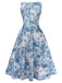 Blaues, trägerloses Kleid mit Blumenmuster auf weißem Hintergrund