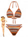 Retro-Bikini-Set im Bohème-Stil der 1970er Jahre mit farbenfrohem geometrischem Strickmuster und verstellbarem Neckholder, ideal für einen Vintage-Strandurlaub.