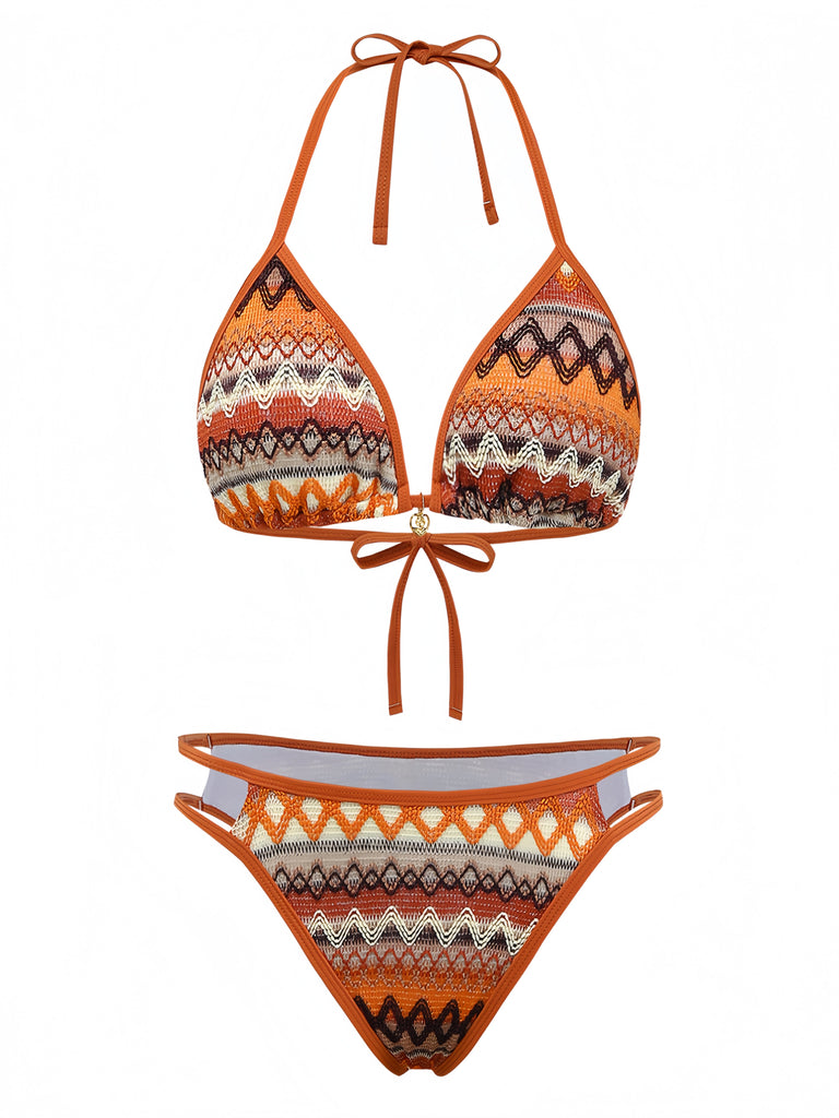 Geometrischer Häkel-Neckholder-Bikini im Boho-Stil der 70er Jahre, perfekt für Musikfestivals oder zum Entspannen am Pool mit einem Vintage-inspirierten Look.