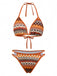 Geometrischer Häkel-Neckholder-Bikini im Boho-Stil der 70er Jahre, perfekt für Musikfestivals oder zum Entspannen am Pool mit einem Vintage-inspirierten Look.