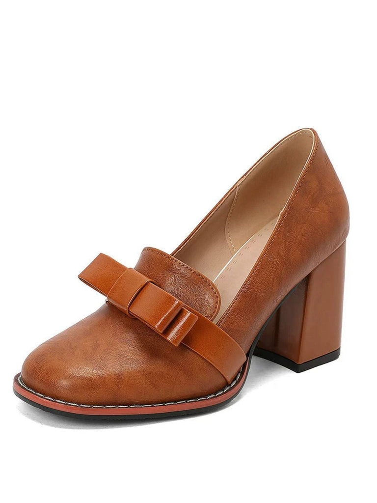 Brauner Lederschuh mit Blockabsatz auf weißem Hintergrund