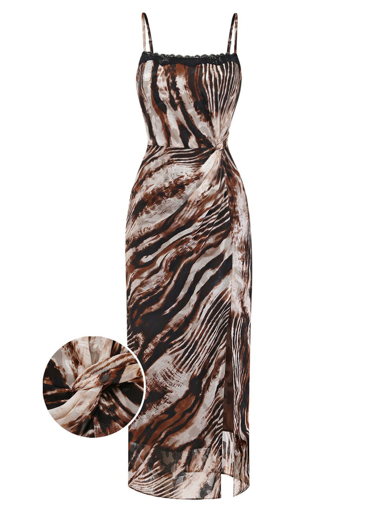 Ein sexy Midi-Cami-Kleid mit braun-schwarzem Animal-Print, zarter schwarzer Spitzenborte am Ausschnitt und einem gewagten Seitenschlitz.