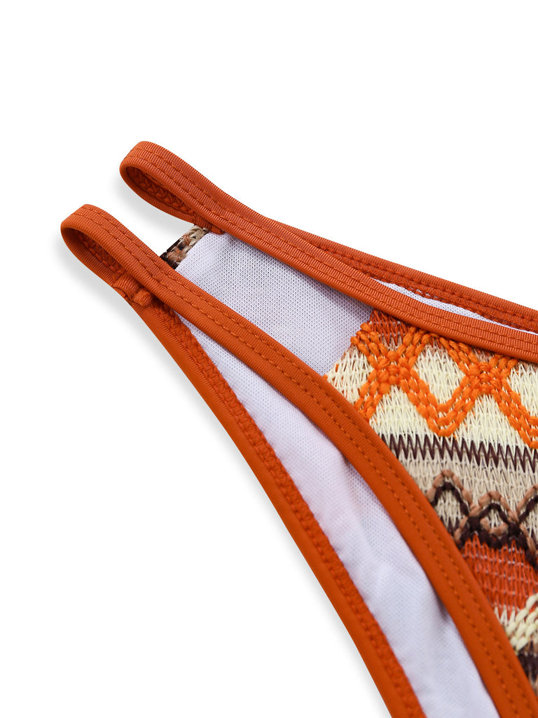 Braunes Boho-Bikini-Set im Stil der 1970er Jahre mit geometrischem Strickmuster und Neckholder-Unterteil (Nahaufnahme)