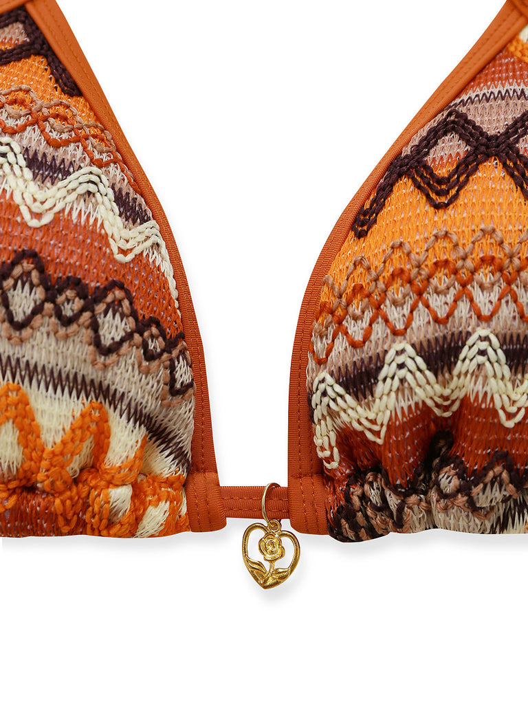 Braunes Boho-Bikini-Set im geometrischen Strickstil der 1970er-Jahre mit Neckholder (Nahaufnahme)