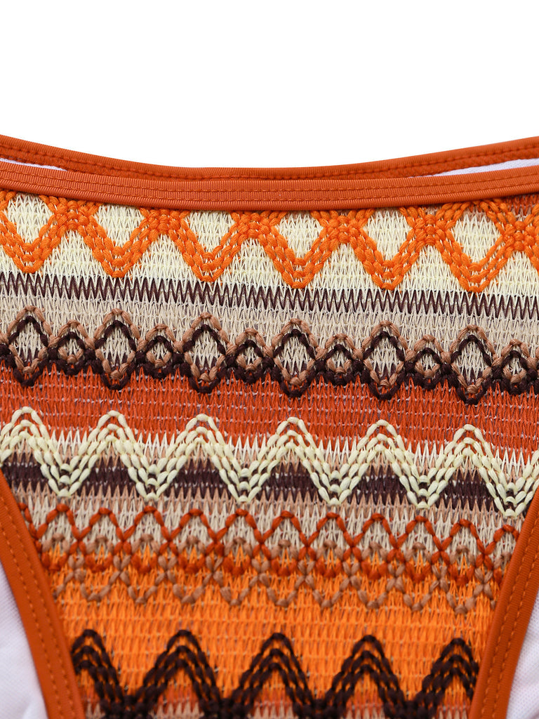 Braunes Boho-Bikini-Set im Stil der 1970er Jahre mit geometrischem Strickmuster und Neckholder – Stoffdetails