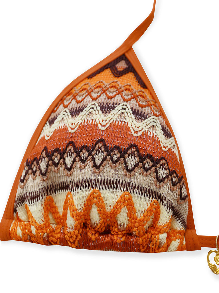 Braunes Boho-Bikini-Set im Stil der 1970er Jahre mit geometrischem Strickmuster und Neckholder-Muster, Draufsicht