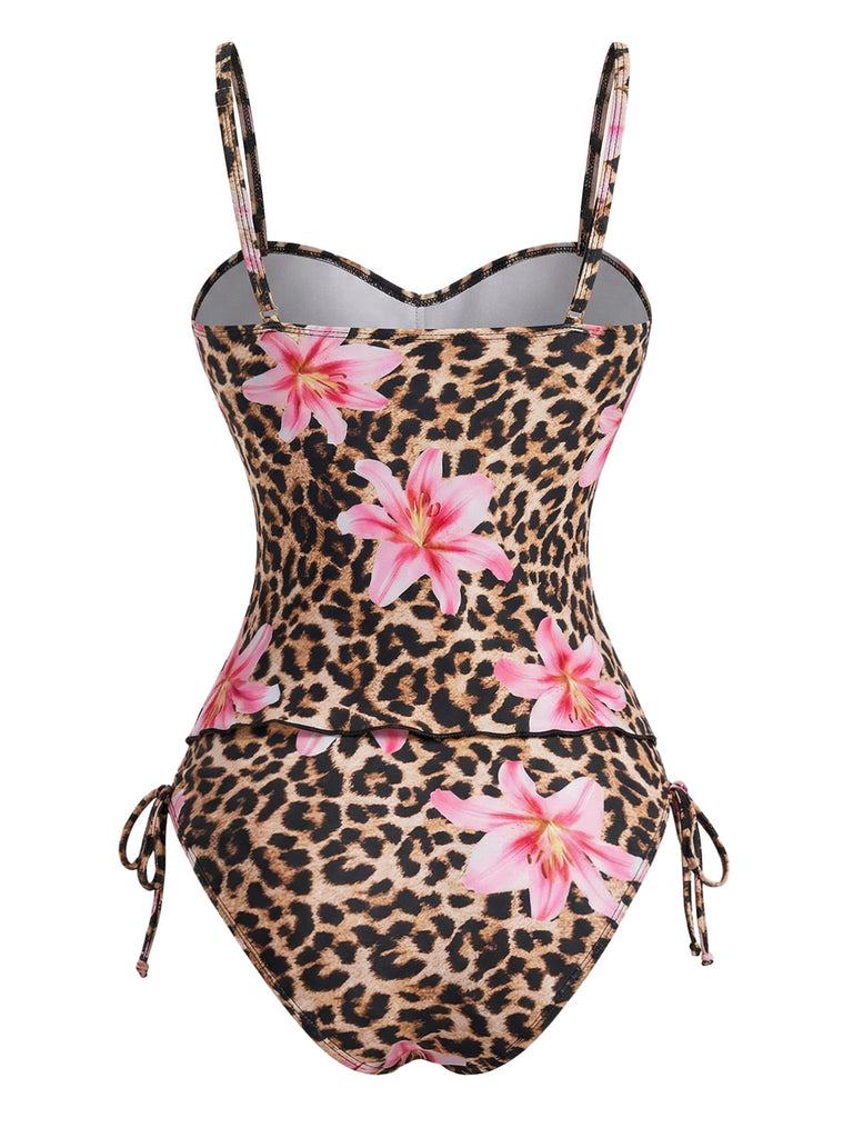 Braunes Tankini-Set im Stil der 1940er Jahre mit Leoparden- und Blumenmuster und vorderem Ausschnitt, perfekt für einen schmeichelhaften Retro-Strandlook oder einen tropischen Urlaub.