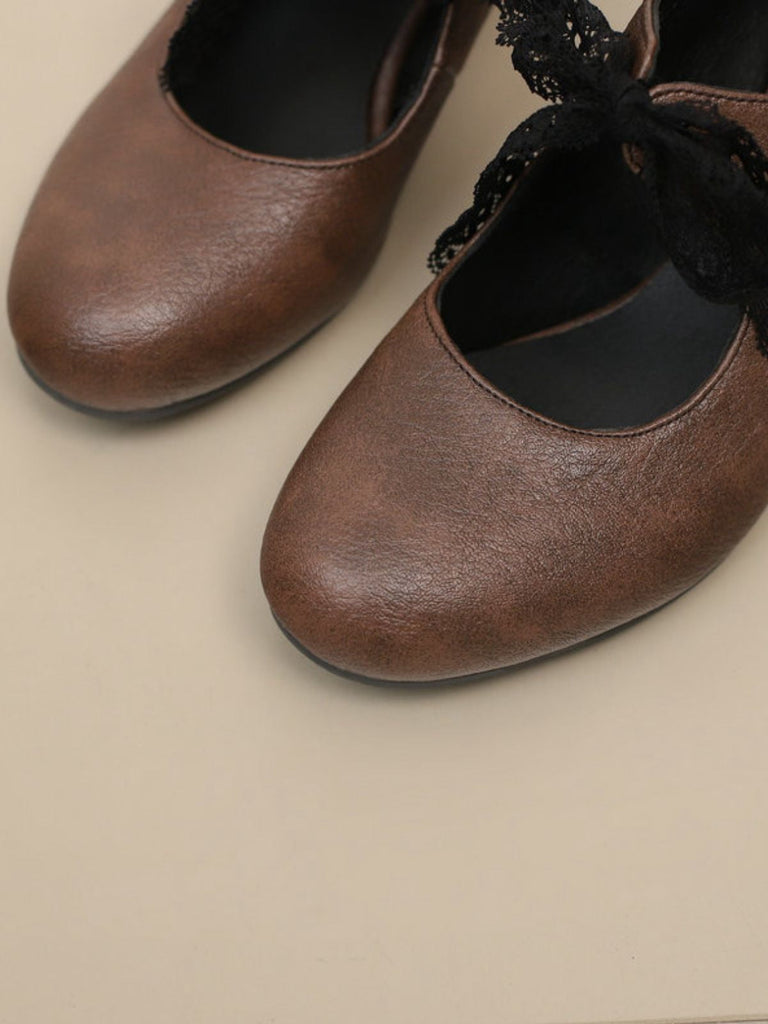 Retro Stage Vintage-Mary-Jane-Pumps mit zarter Spitzenschleife für elegante Anlässe.
