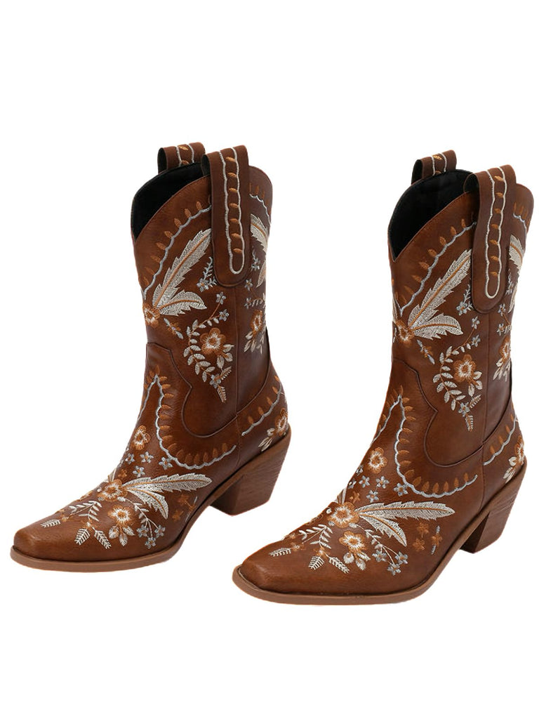 Paar braune Cowboystiefel mit Blumenstickerei auf weißem Hintergrund