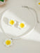 Ohrringe mit Blumen und Nieten
