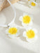 Ohrringe mit Blumen und Nieten