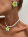 Ohrringe mit Blumen und Nieten