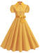 Vintage-Swingkleid mit Polka-Dots, Gürtel und Hemdkragen im klassischen Retro-Stil der 1950er Jahre.