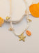 Goldene Ohrringe – Vintage-Mode, Retro-Stil, glamouröses Gold