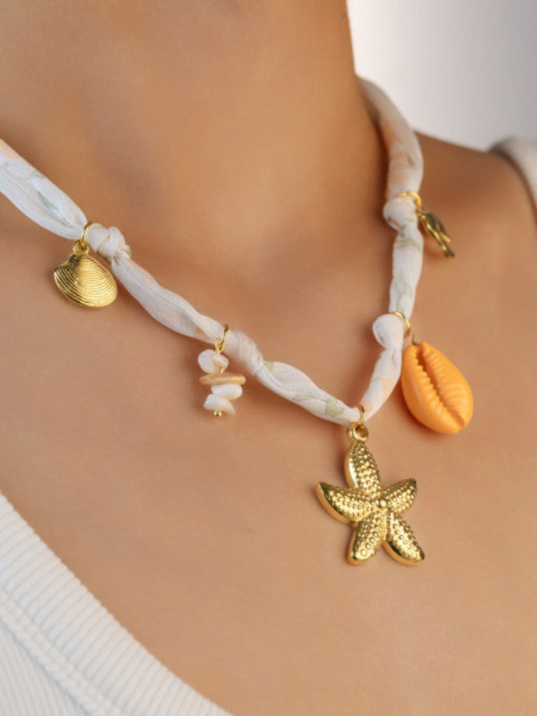 Goldene Ohrringe – Vintage-Mode, Retro-Stil, glamouröses Gold