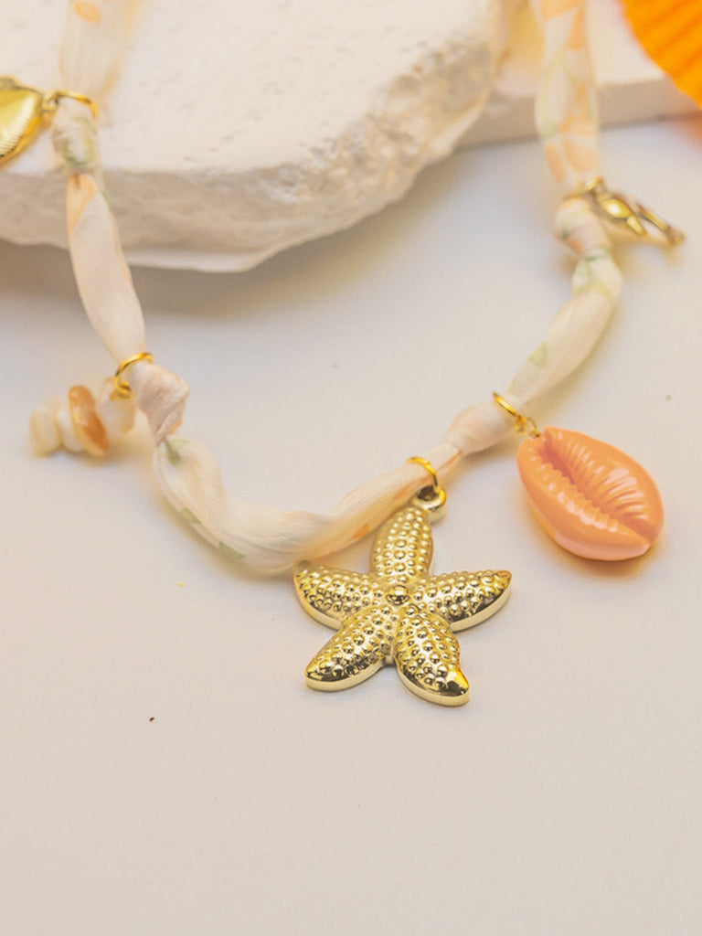 Goldene Ohrringe – Vintage-Mode, Retro-Stil, glamouröses Gold