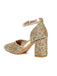 Goldglitzernder High Heel auf weißem Hintergrund