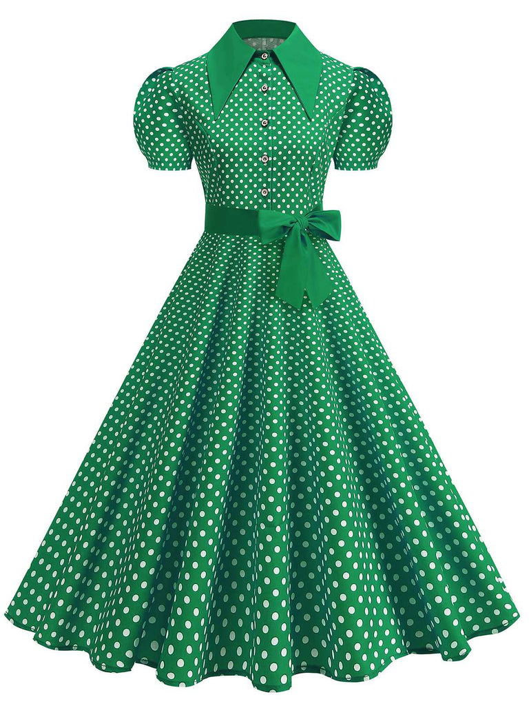 Vintage-Swingkleid mit Polka-Dots, Gürtel und Hemdkragen im klassischen Retro-Stil der 1950er Jahre.