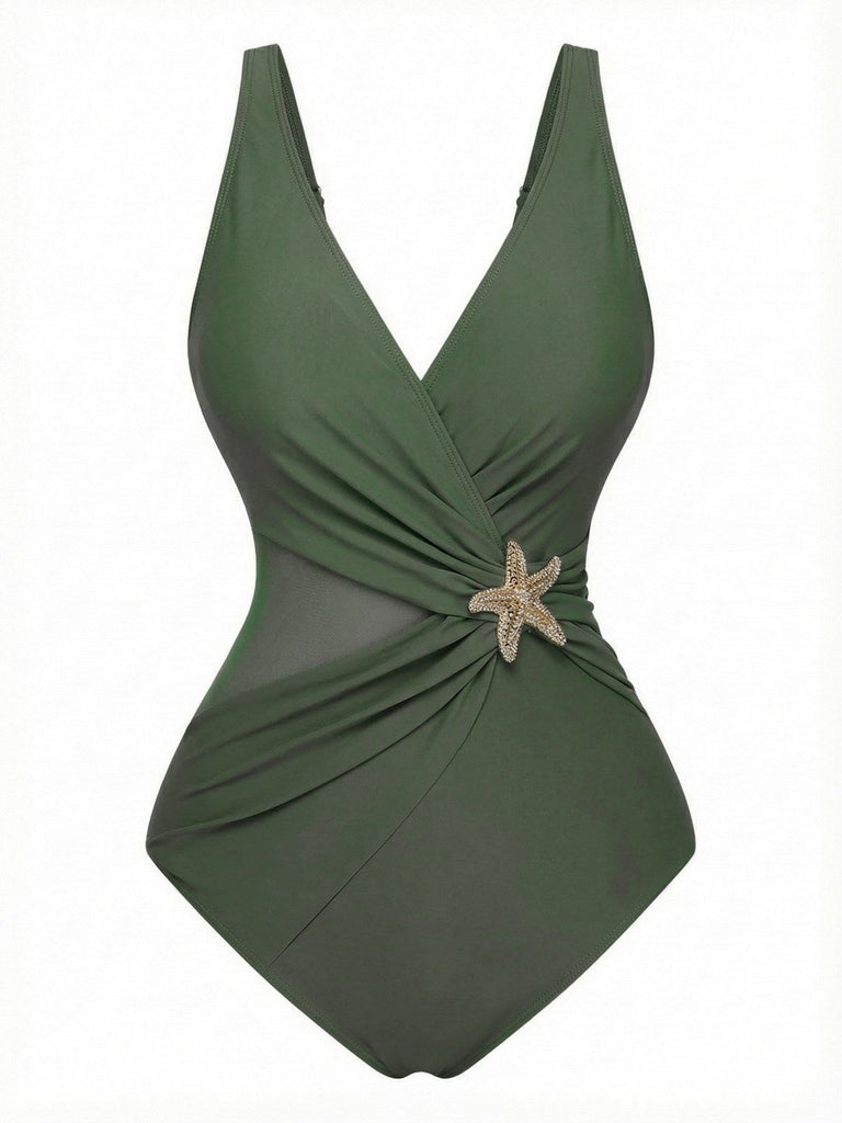 Grüner Badeanzug mit Seestern-Detail auf weißem Hintergrund