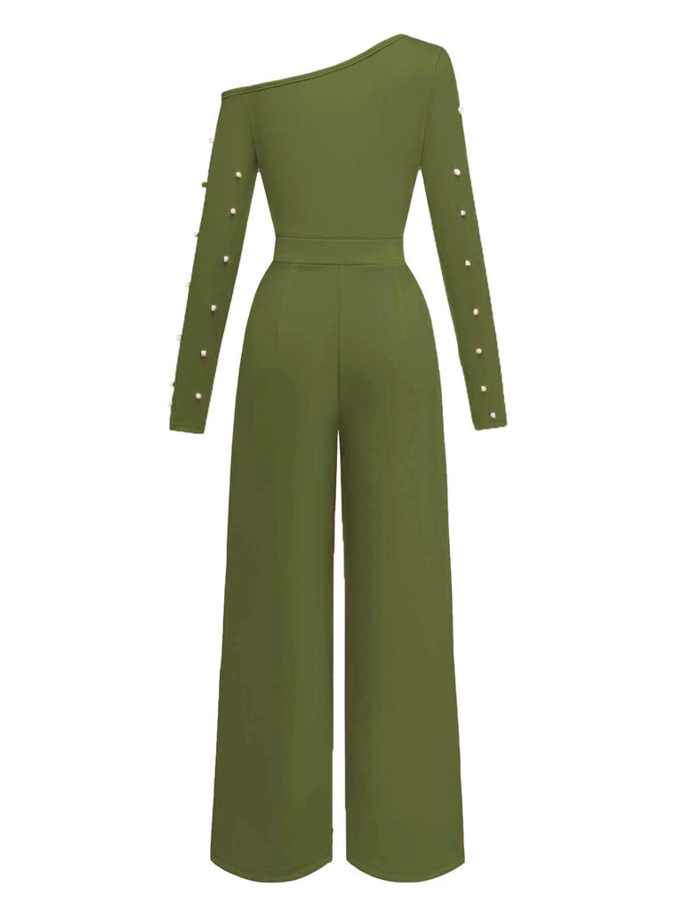 Grüner Jumpsuit mit Perlenverzierungen auf weißem Hintergrund