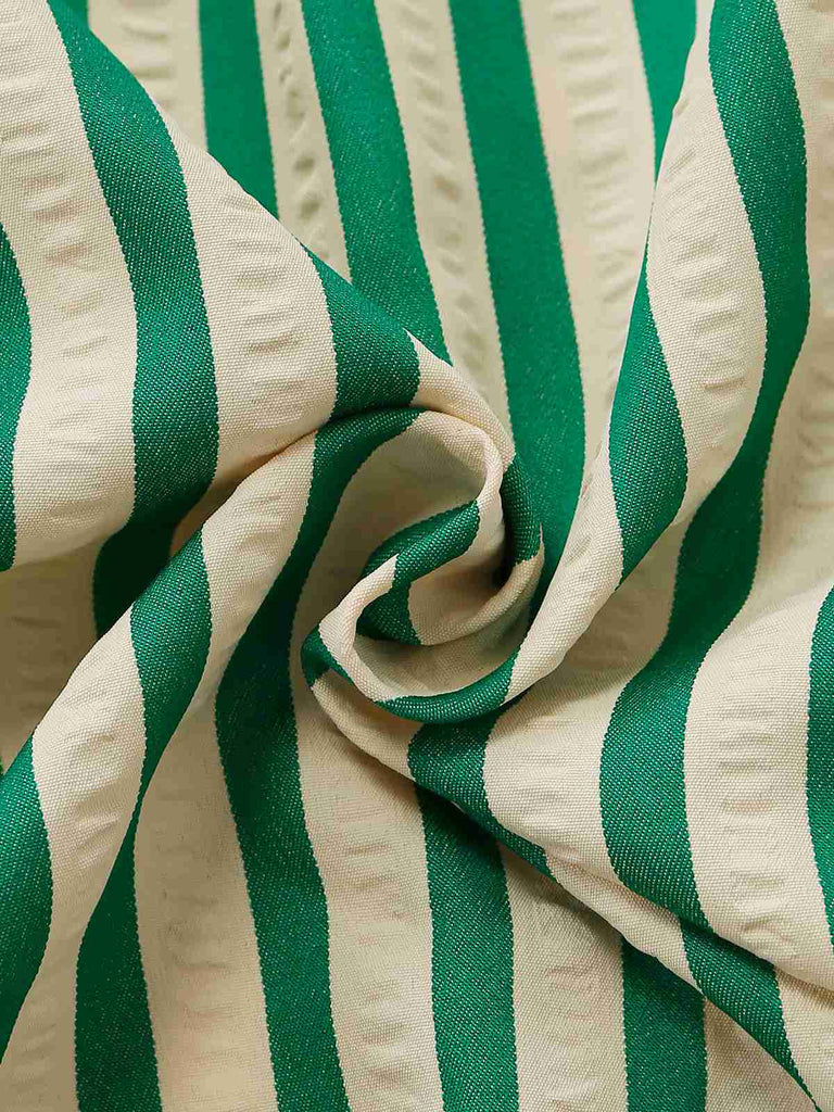 Nahaufnahme von grün-weiß gestreiftem Stoff