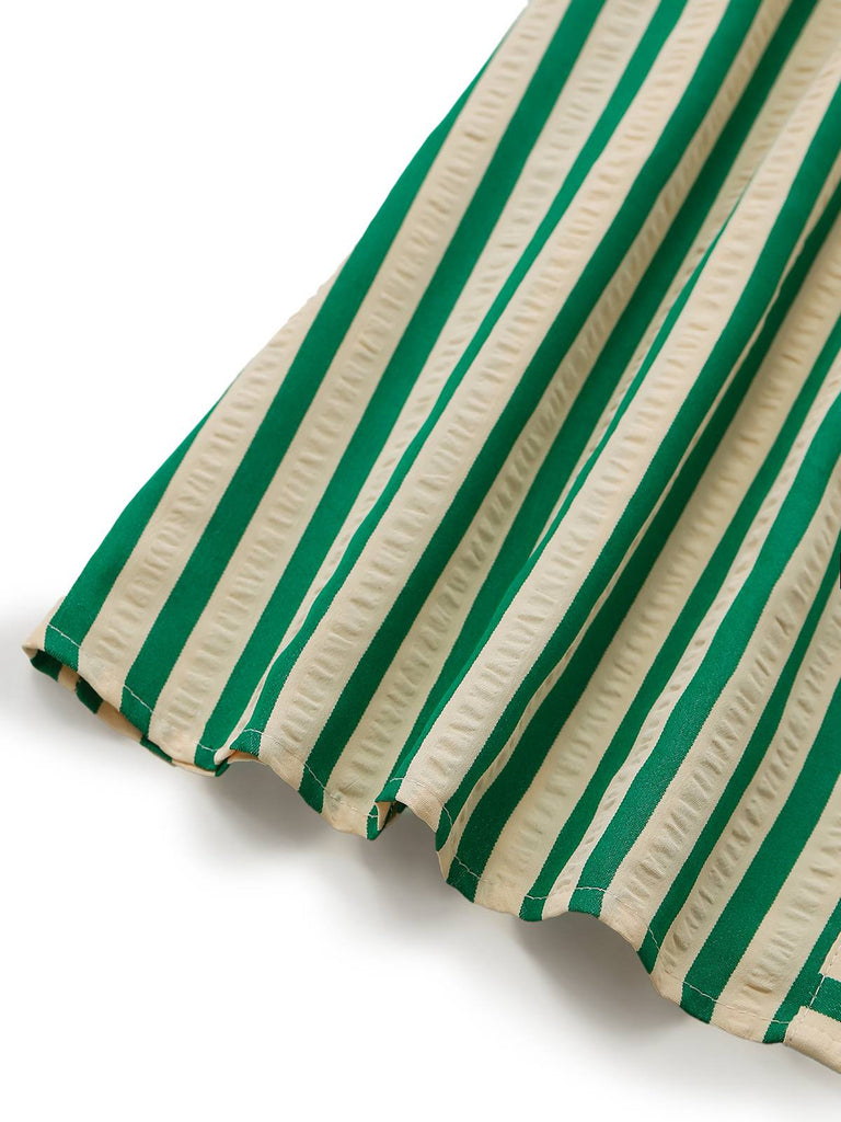 Nahaufnahme eines grün-beigen gestreiften Stoffes auf weißem Hintergrund
