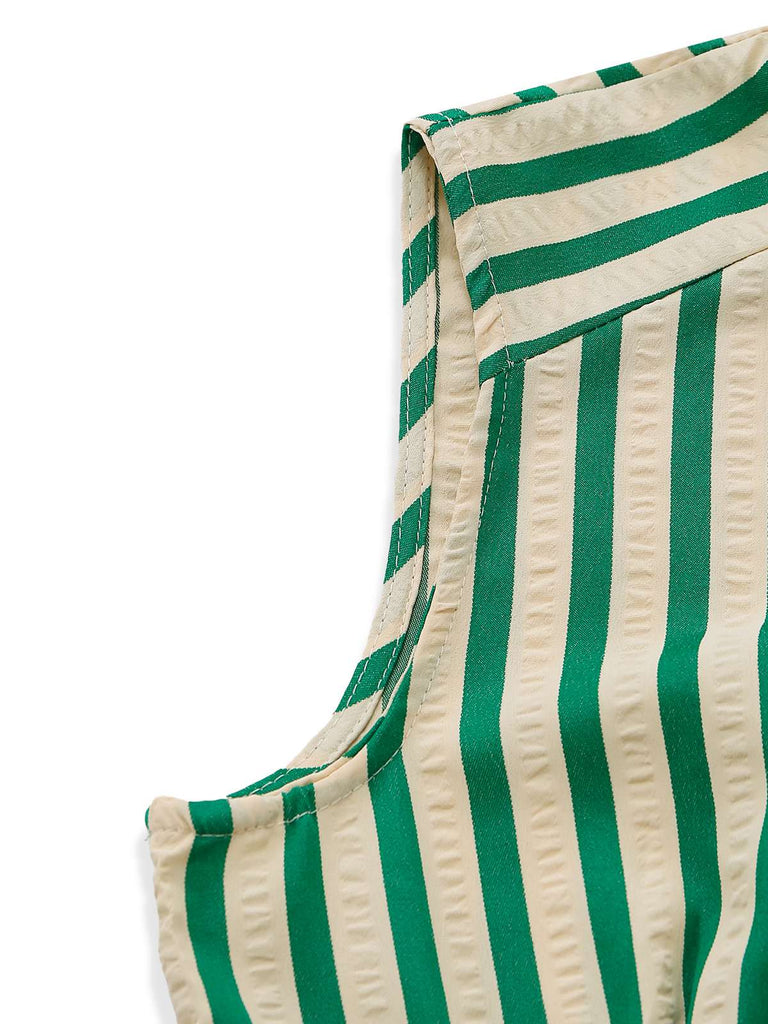 Grün- und beige gestreifter Stoff auf weißem Hintergrund