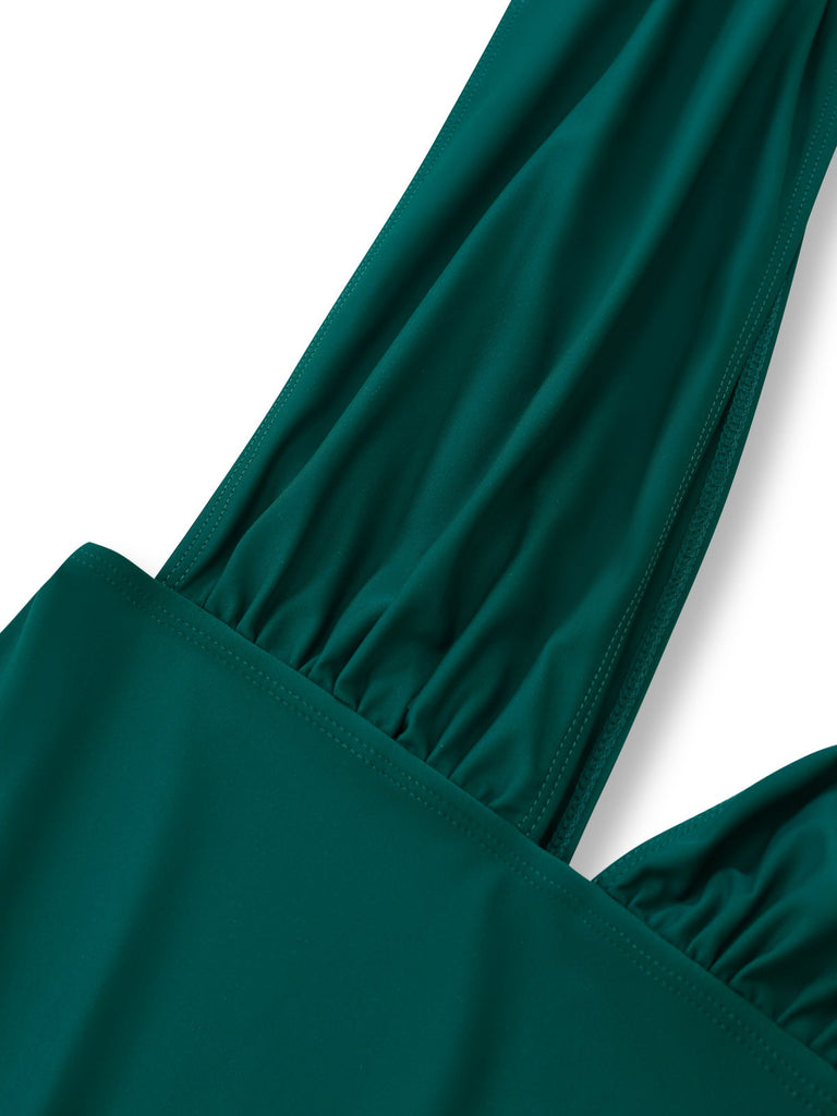 Grüner Bikini-Oberteil im Stil der 1960er-Jahre mit Karomuster, Neckholder und tiefem Ausschnitt sowie Raffungen – Nahaufnahme