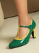 Grüne und gelbe High Heels auf neutralem Hintergrund
