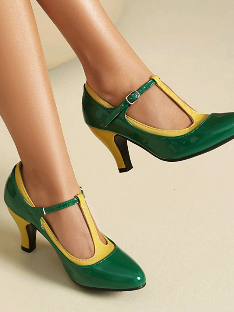 Grüne und gelbe High Heels auf neutralem Hintergrund