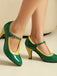 Grüne und gelbe High Heels auf neutralem Hintergrund