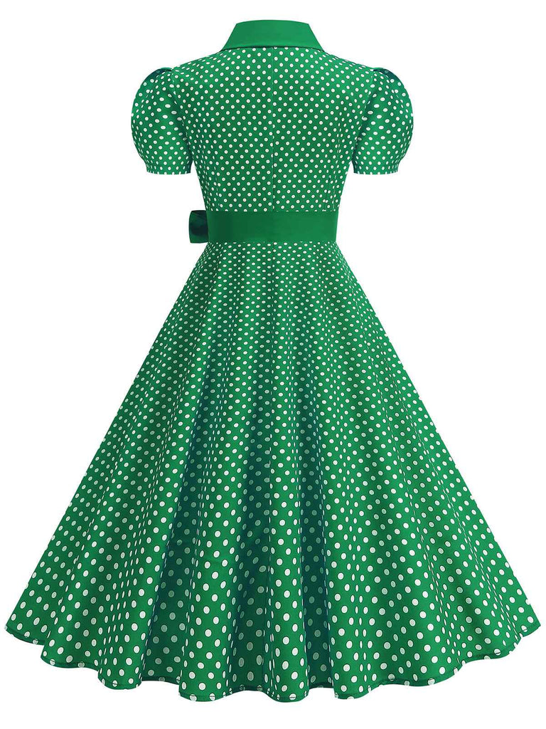 Vintage-Swingkleid mit Polka-Dots, Gürtel und Hemdkragen im klassischen Retro-Stil der 1950er Jahre.