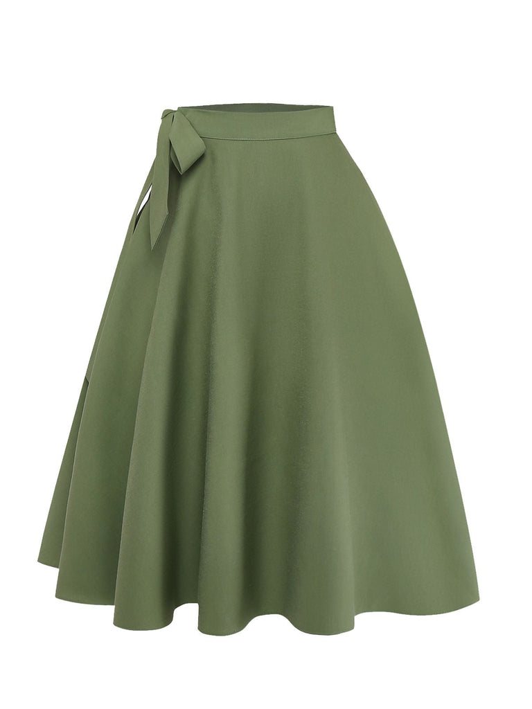 Grüner Rock mit Gürtel auf weißem Hintergrund