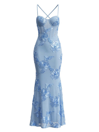 Vorderansicht eines hellblauen Abendkleides im Meerjungfrauenstil mit aufwendiger floraler Spitzenstickerei und herzförmigem Ausschnitt.