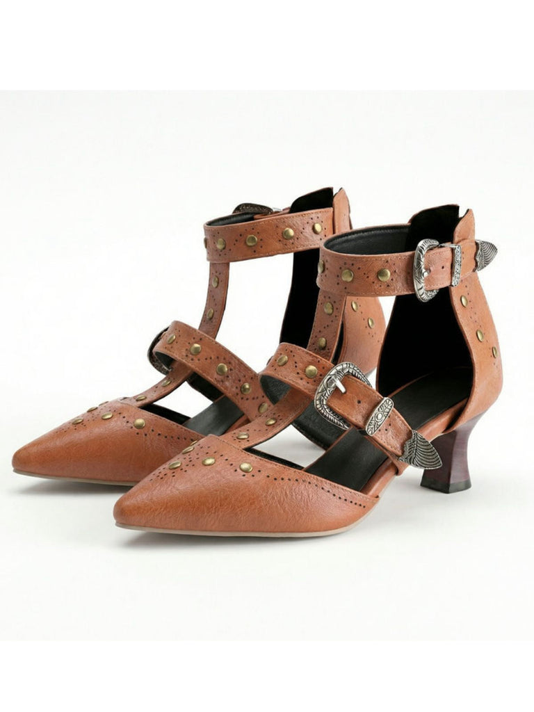 Braune High Heels mit Nietenbesatz auf weißem Hintergrund