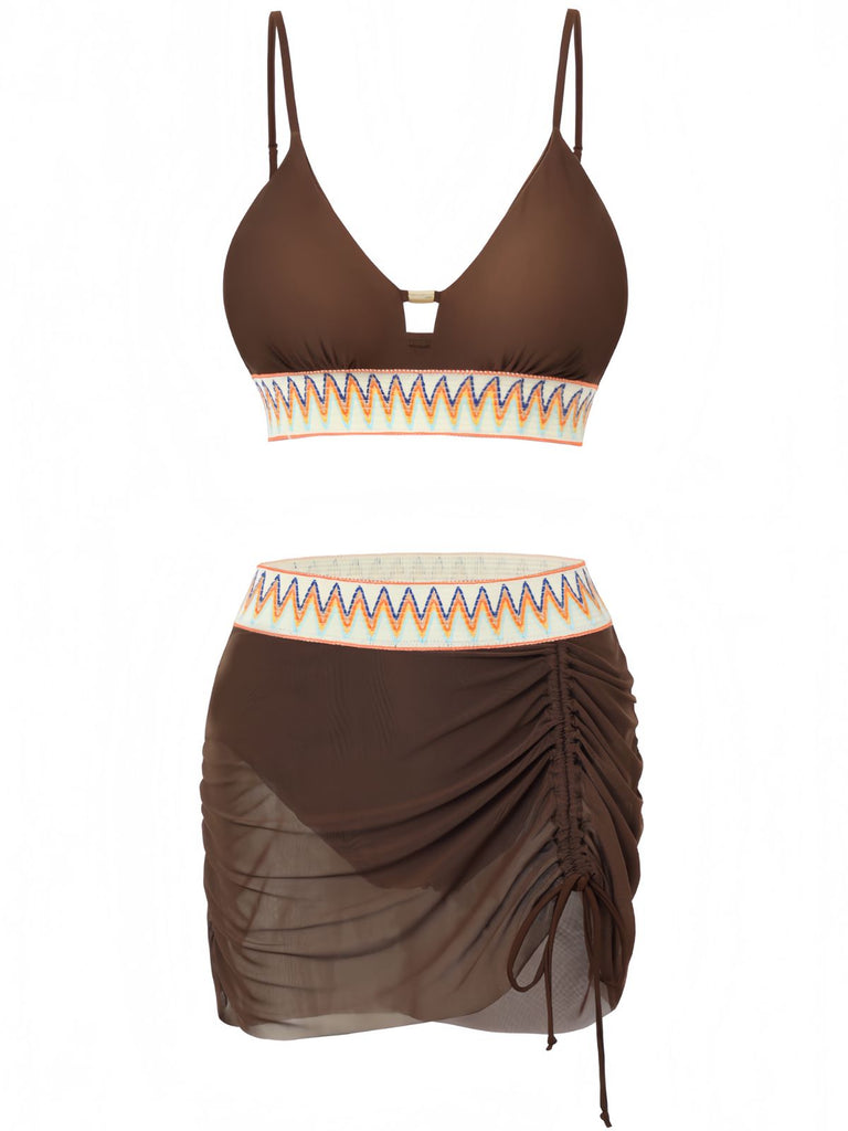 Braunes Bikini-Set mit gemustertem Ober- und Unterteil auf weißem Hintergrund