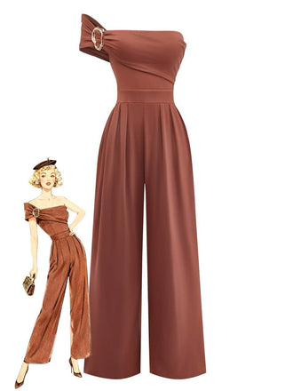 Ein eleganter, karamellfarbener One-Shoulder-Jumpsuit mit weitem Bein und dekorativer Metallschnalle an der Schulter, abgebildet mit einer Vintage-Illustration.