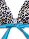 Bikini-Oberteil mit Leopardenmuster und blauen Trägern auf weißem Hintergrund