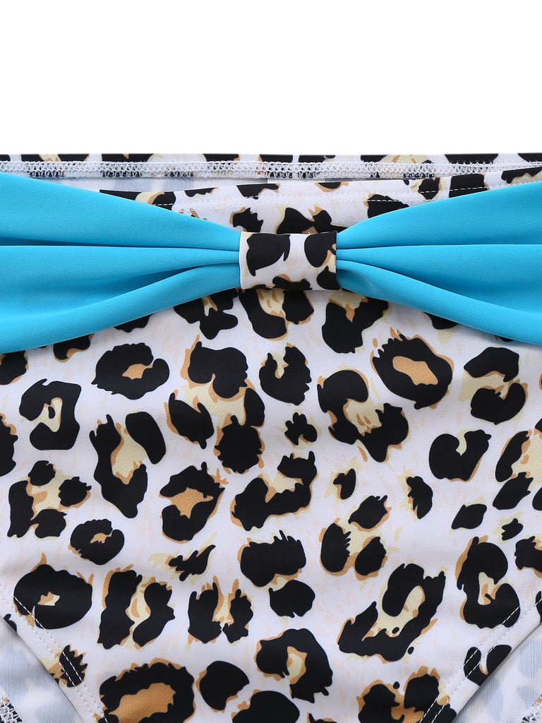 Badeanzug mit Leopardenmuster und blauen Trägern auf weißem Hintergrund