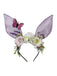 Verspieltes, rosafarbenes Fairycore-Haarband mit transparenten Hasenohren, Seidenblumen und einem lila Schmetterlingsakzent.