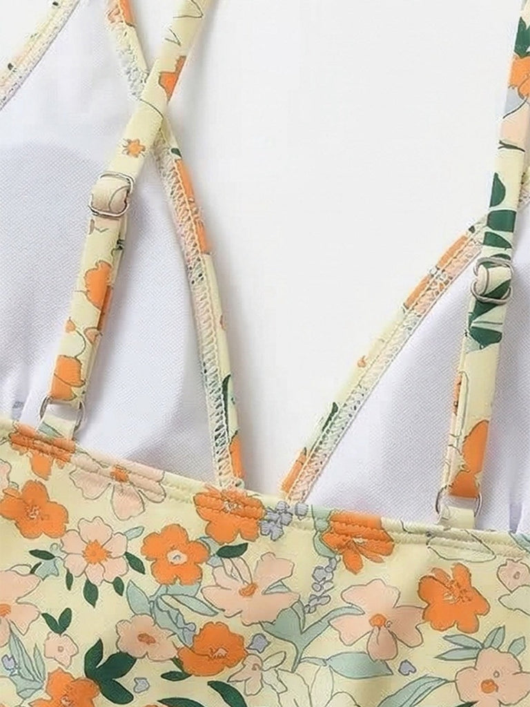 Tasche mit Blumenmuster, orangefarbenen und grünen Blüten auf weißem Hintergrund