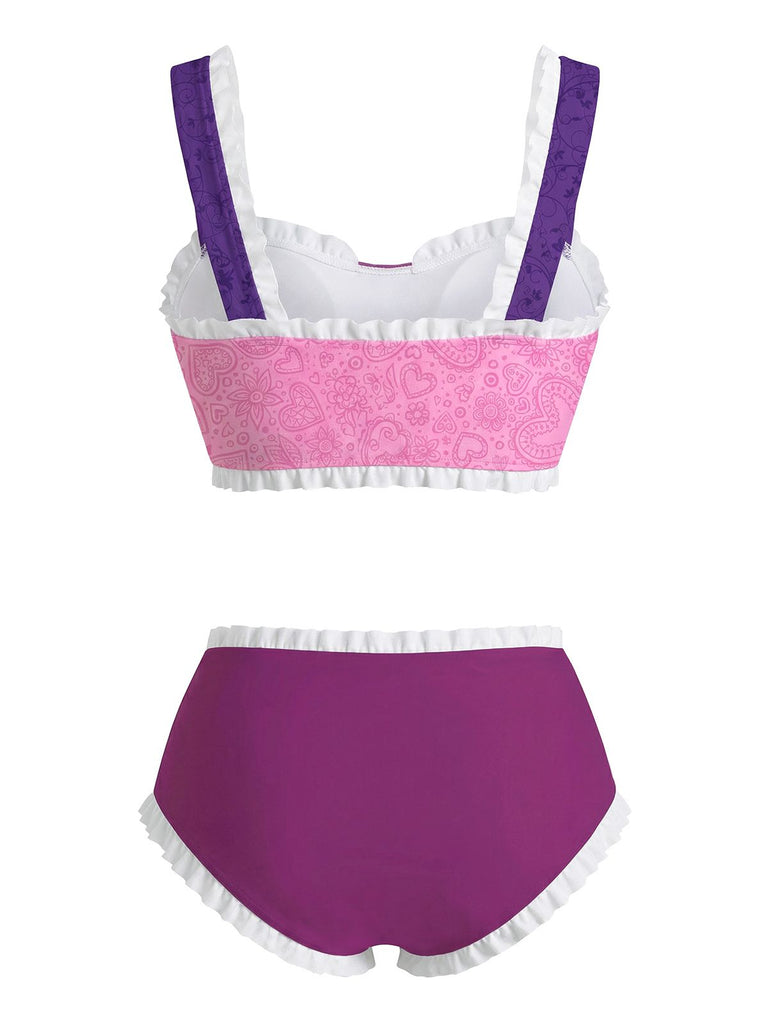 Zweiteiliger Badeanzug mit pink-lila Muster auf weißem Hintergrund