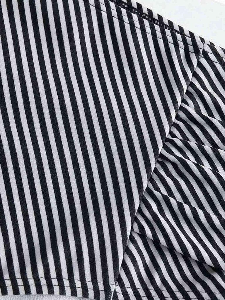 Vintage-Tankini in Olivgrün im Stil der 1940er Jahre mit Bindeband vorne und hochgeschnittenem Höschen – perfekt für einen schmeichelhaften Retro-Look am Strand oder Pool.