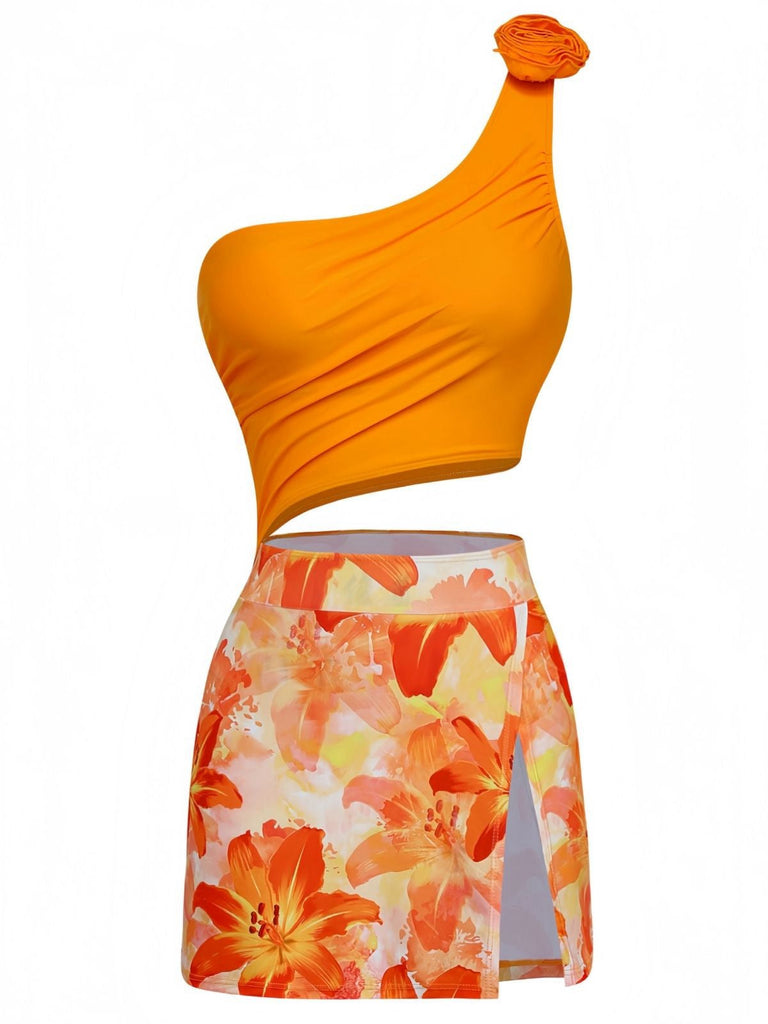 Orangefarbenes, einteiliges Badekleid im Stil der 1940er Jahre mit 3D-Blumenmuster und asymmetrischem Träger auf weißem Hintergrund
