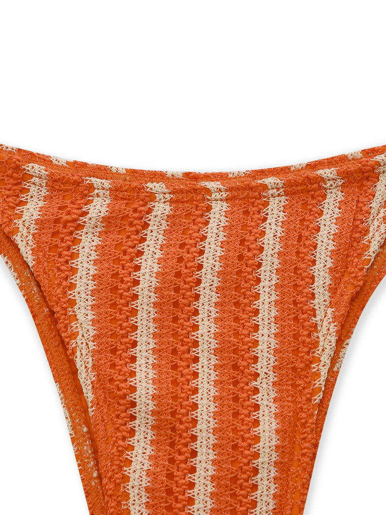 Orange-weiß gestreiftes Bikinihöschen auf weißem Hintergrund