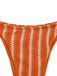 Orange-weiß gestreiftes Bikinihöschen auf weißem Hintergrund