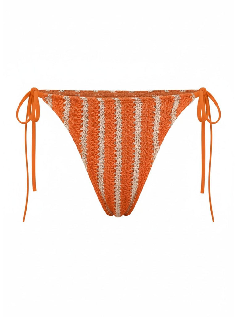 Orange-weiß gestreiftes Bikinihöschen mit seitlichen Bindebändern auf weißem Hintergrund