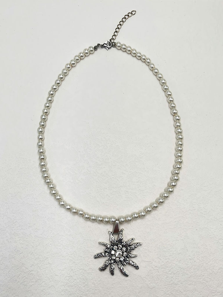 Halskette mit Blumen und Anhänger